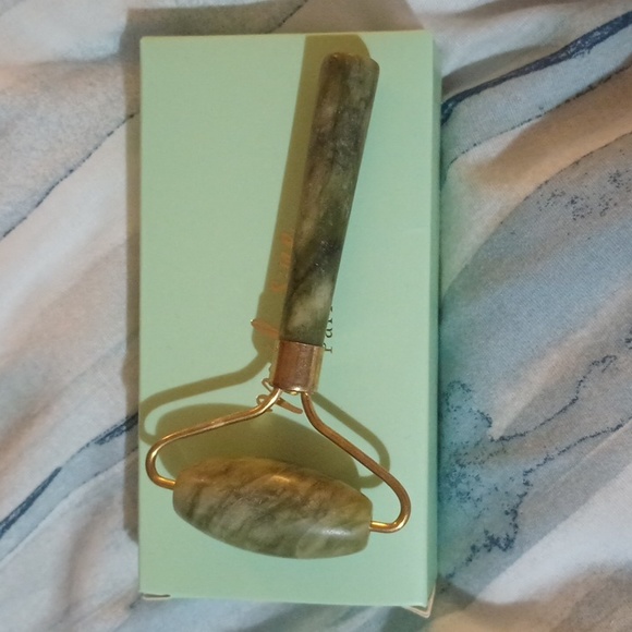 New! Jade Face Roller - Picture 2 of 4